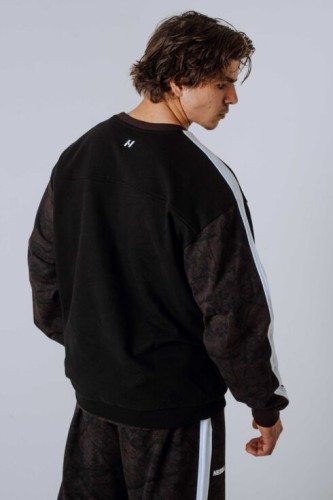 Свитшот Nebbia Relaxed Sweatshirt POWER Dark Brown Camo 903