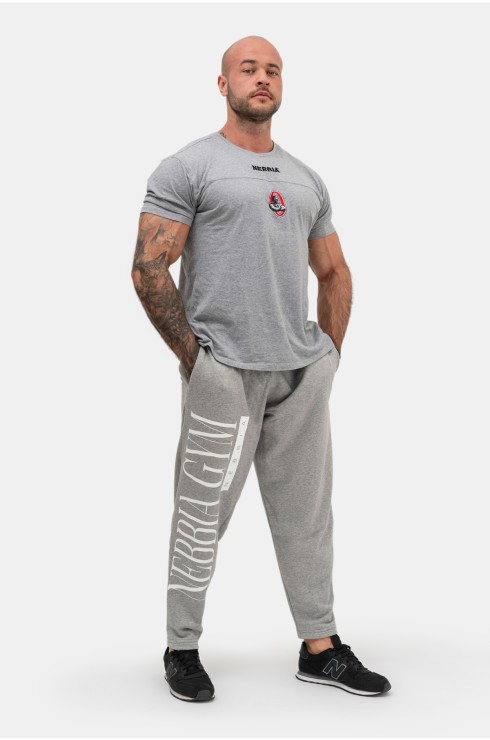 Grey sweatpants and white shirt hotsell